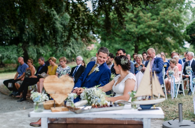 Glückliches Hochzeitspaar bei einer freien Trauung im Schlosspark bei Leipzig - Eindrücke vom Schloss Brandis