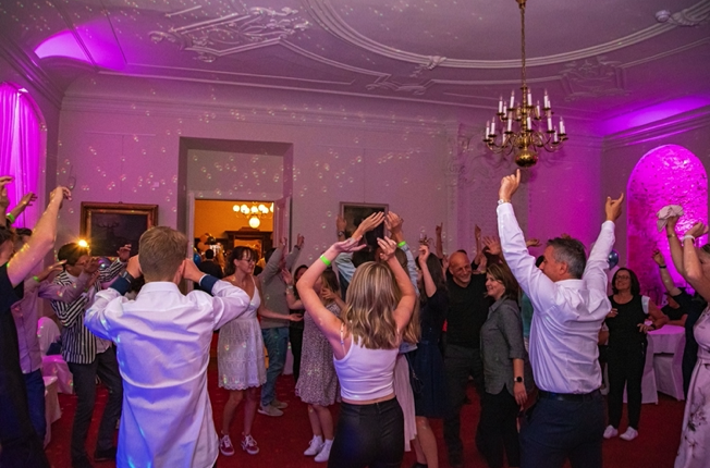 Jugendweihe Party im Schloss - tanzende Gäste - Eindrücke vom Schloss Brandis