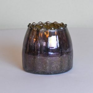 Hübsch geformtes Glas-Windlicht in Lila-Gold