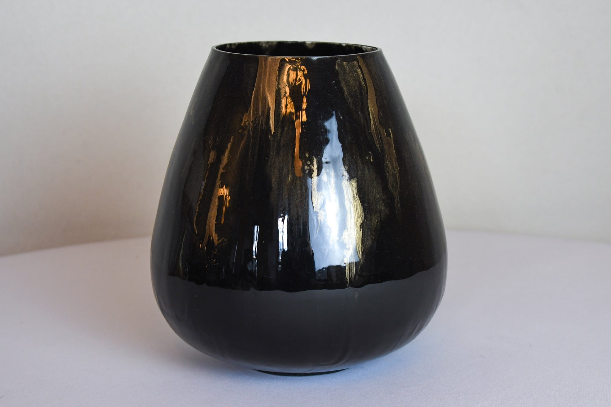 Dekorative Vase aus Glas in Schwarz-Gold-Optik klein